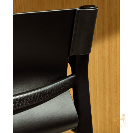 Стул Jan из переработанной кожи черного цвета и ясеня в черном цвете Стул Jan из переработанной кожи черного цвета и ясеня в черном цвете