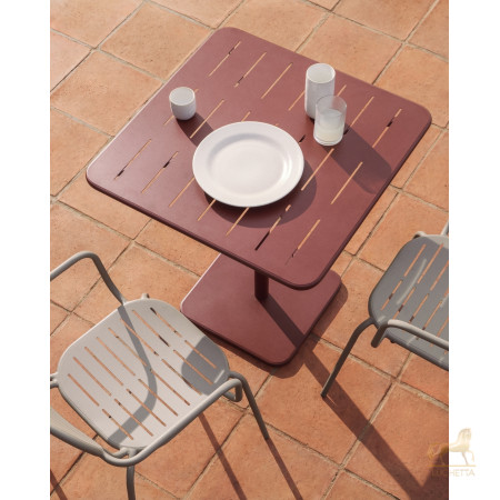Уличный стол Brai из оцинкованной стали бордового цвета, 70 x 70 см Уличный стол Brai из оцинкованной стали бордового цвета, 70 x 70 см